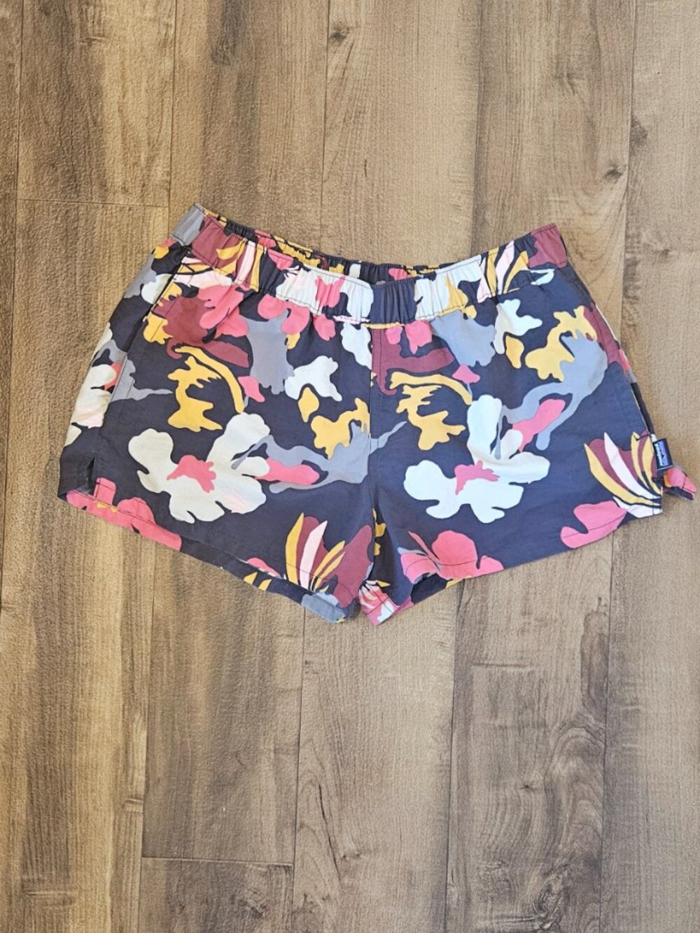 Patagonia Barely Baggie Shorts Size S - Picture 3 of 3